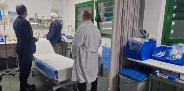 ​El consejero de Sanidad visita el centro de salud de Tauste, donde comprueba el uso de la IA en Atención Primaria y la dotación tecnológica