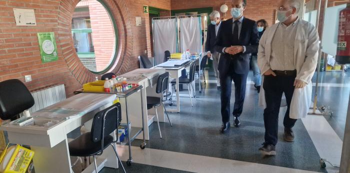 ​El consejero de Sanidad visita el centro de salud de Tauste, donde comprueba el uso de la IA en Atención Primaria y la dotación tecnológica