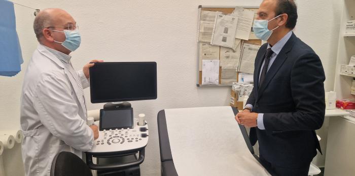 ​El consejero de Sanidad visita el centro de salud de Tauste, donde comprueba el uso de la IA en Atención Primaria y la dotación tecnológica
