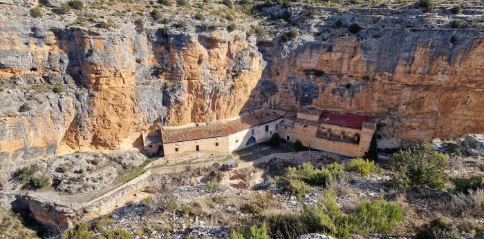 Imagen del desprendimiento de la ladera que cortó la carretera y taponó el cauce.