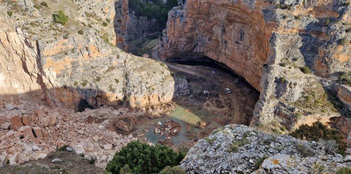 Imagen del desprendimiento de la ladera que cortó la carretera y taponó el cauce.