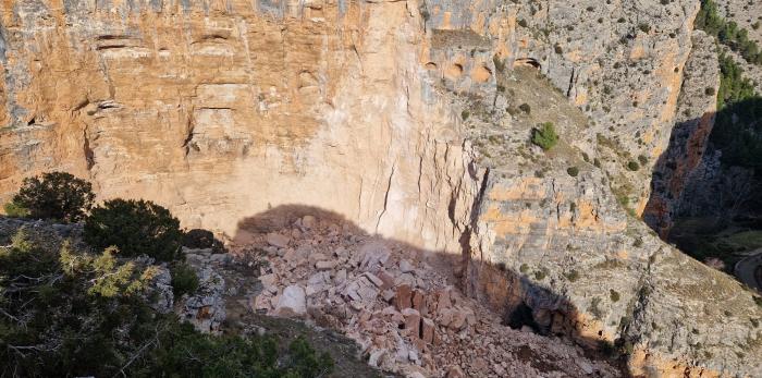Imagen del desprendimiento de la ladera que cortó la carretera y taponó el cauce.