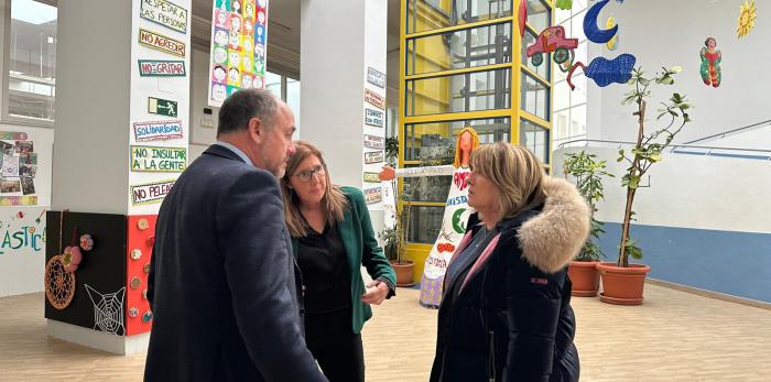 La consejera ha recorrido las instalaciones junto a la directora.