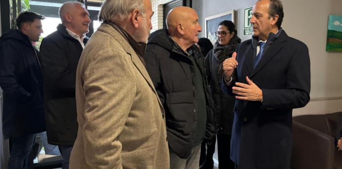 El consejero de Sanidad visita la asociación AMIBIL de Calatayud.