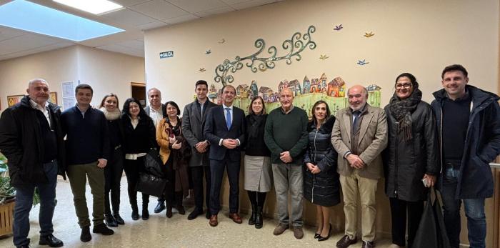 El consejero de Sanidad visita la asociación AMIBIL de Calatayud.