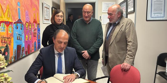 El consejero de Sanidad visita la asociación AMIBIL de Calatayud.
