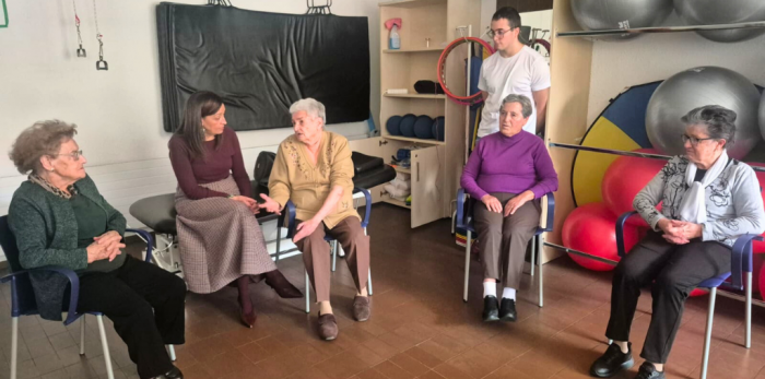 En el hogar del IASS de Barbastro se llevan a cabo varias actividades de prevención de la dependencia y atención comunitaria