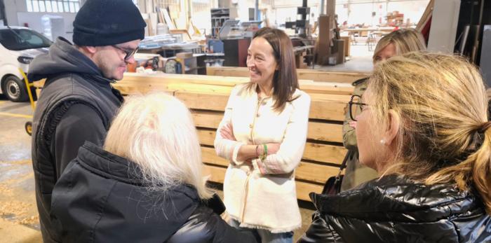 La Consejera también ha conocido la labor profesional que los participantes de Empleo con Apoyo desarrollan en la Carpintería Castellar de Huesca