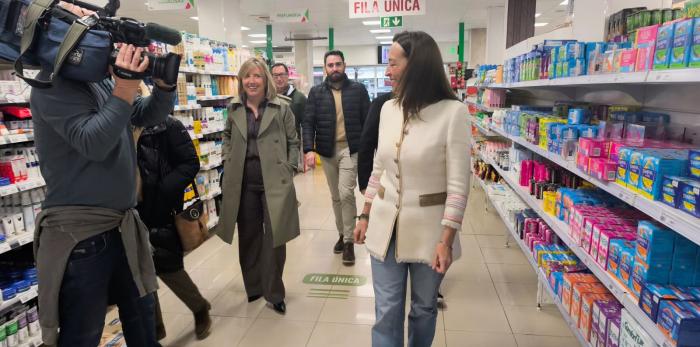 La Consejera Susín y la directora general de Inclusión Social y Voluntariado, María Charte, con Andrea y Marcos, trabajadores de Supermercado Altoaragón