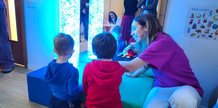 La Consejera, durante su visita al centro de Atención Temprana de Monzón