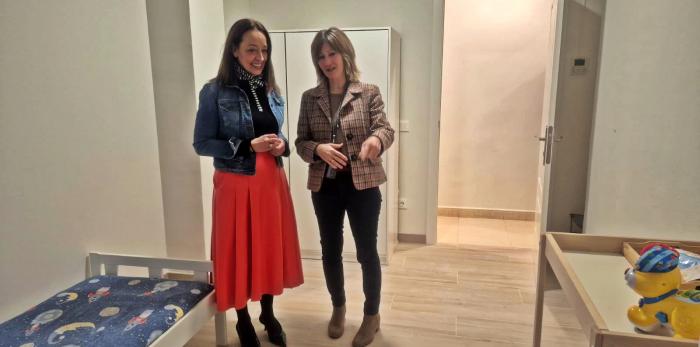 Los programas de maternaje, como el que gestiona YMCA en Zaragoza capital, atienden a madres menores de edad y a sus bebés