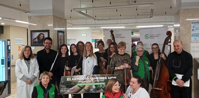 Intervención musical en el Hospital Universitario Obispo Polanco organizada por la AECC con motivo del Día Mundial contra el Cáncer.