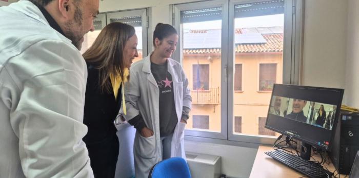 Una treintena de personas mayores en la zona tienen su reloj inteligente; en el caso de la residencia de Gurrea de Gállego hay dos participantes