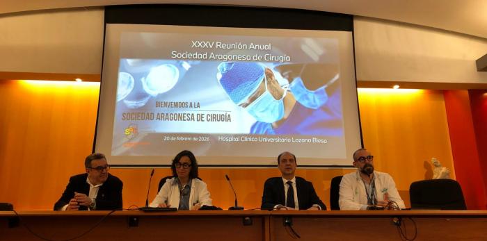 El consejero de Sanidad durante el acto inaugural de la XXXV Reunión Anual de la Sociedad Aragonesa de Cirugía, junto a representantes sanitarios y profesionales del ámbito quirúrgico