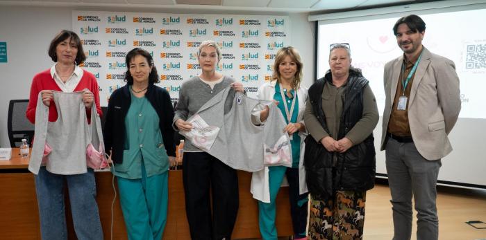 Profesionales sanitarias y representantes de las asociaciones de pacientes junto con una de las usuarias de la iniciativa