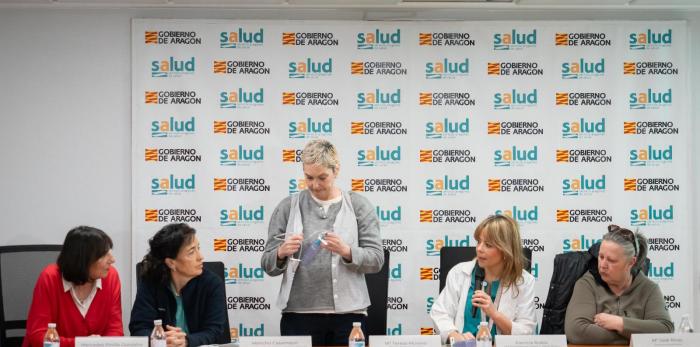 Profesionales sanitarias y representantes de las asociaciones de pacientes junto con una de las usuarias de la iniciativa