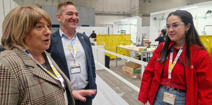 La consejera ha apoyado a los competidores aragoneses en las SpainSkills.