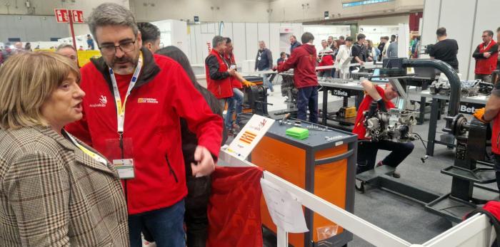 La consejera ha apoyado a los competidores aragoneses en las SpainSkills.