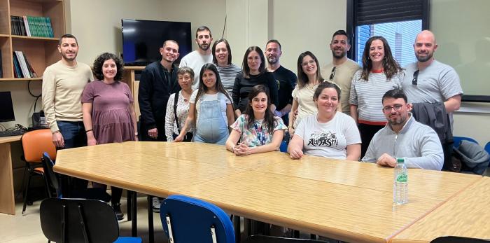 Grupo de mujeres embarazadas y acompañantes durante la primera visita guiada al área de partos del Hospital Clínico Universitario Lozano Blesa.