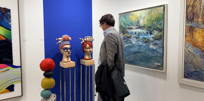 La delegación institucional aragonesa ha visitado en JustMAD el espacio de la galería Olga Julián, ha mantenido un encuentro con la artista Ira Torres y ha protagonizado una charla sobre las exposiciones y las galerías de arte en Aragón.