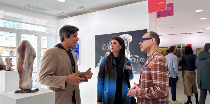 La delegación institucional aragonesa ha visitado en JustMAD el espacio de la galería Olga Julián, ha mantenido un encuentro con la artista Ira Torres y ha protagonizado una charla sobre las exposiciones y las galerías de arte en Aragón.