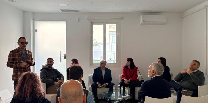 La delegación institucional aragonesa ha visitado en JustMAD el espacio de la galería Olga Julián, ha mantenido un encuentro con la artista Ira Torres y ha protagonizado una charla sobre las exposiciones y las galerías de arte en Aragón.