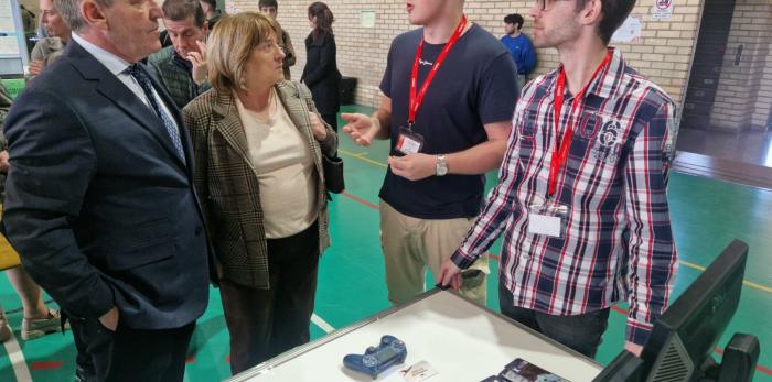 La consejera y el director general de Planificación, Centros y FP han visitado la feria con los proyectos finalistas.