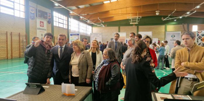 La consejera y el director general de Planificación, Centros y FP han visitado la feria con los proyectos finalistas.