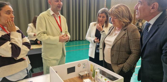La consejera y el director general de Planificación, Centros y FP han visitado la feria con los proyectos finalistas.