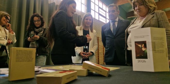 La consejera y el director general de Planificación, Centros y FP han visitado la feria con los proyectos finalistas.