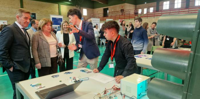 La consejera y el director general de Planificación, Centros y FP han visitado la feria con los proyectos finalistas.