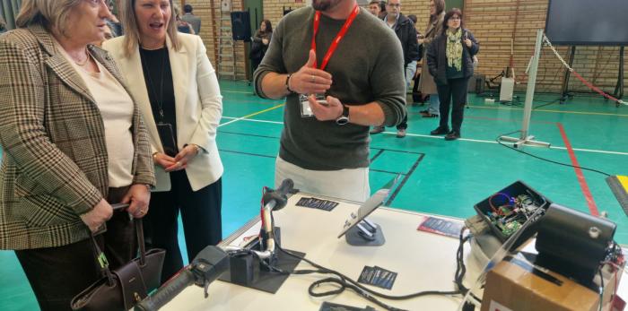 La consejera y el director general de Planificación, Centros y FP han visitado la feria con los proyectos finalistas.