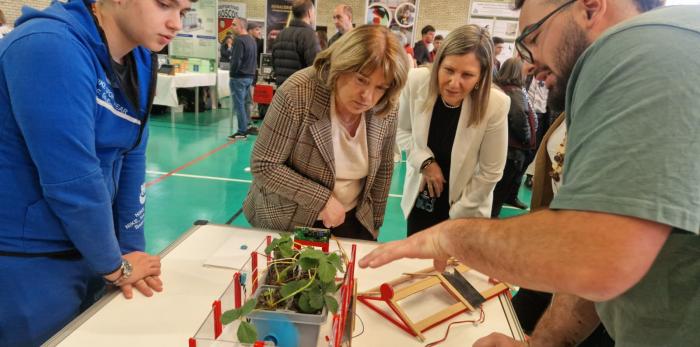 La consejera y el director general de Planificación, Centros y FP han visitado la feria con los proyectos finalistas.