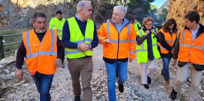Visita a las obras en la carretera Z-453 afectada por el desprendimiento de la ladera en enero.