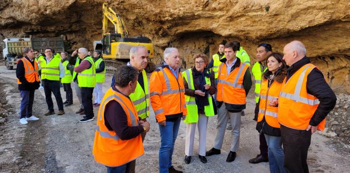 Visita a las obras en la carretera Z-453 afectada por el desprendimiento de la ladera en enero.