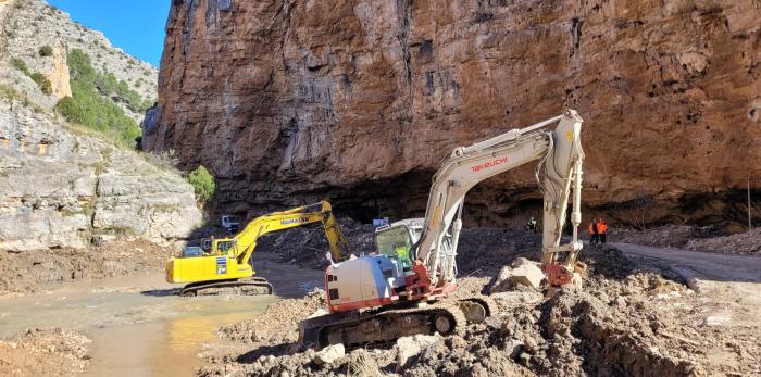 Visita a las obras en la carretera Z-453 afectada por el desprendimiento de la ladera en enero.