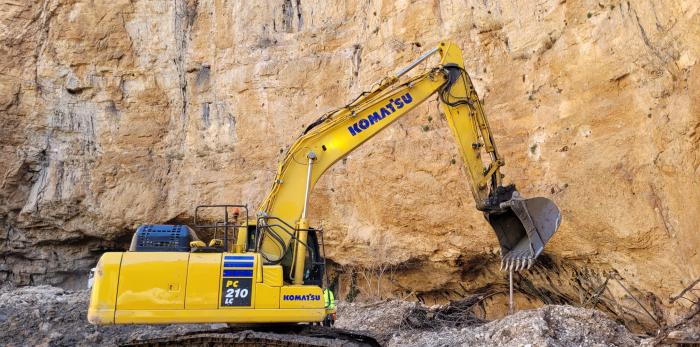 Visita a las obras en la carretera Z-453 afectada por el desprendimiento de la ladera en enero.