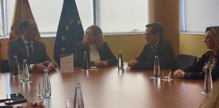 El consejero de Sanidad en funciones, José Luis Bancalero Flores, junto a responsables del Hospital Clínico Universitario Lozano Blesa y de la AEEH, durante la reunión mantenida con motivo del Certificado de Excelencia en hepatitis C.