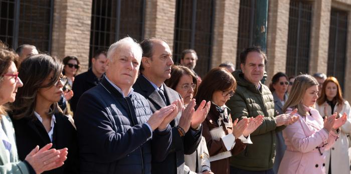 Minuto de silencio en el Edificio Pignatelli, sede del Gobierno de Aragón, en repulsa por el asesinato machista de este sábado en Zaragoza.