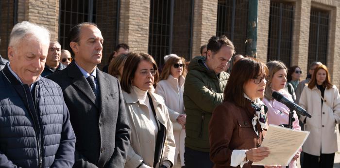 Minuto de silencio en el Edificio Pignatelli, sede del Gobierno de Aragón, en repulsa por el asesinato machista de este sábado en Zaragoza.
