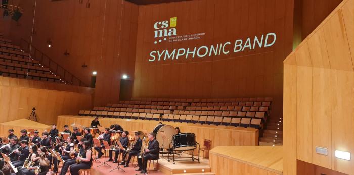 La Sala Mozart ha vuelto a llenarse con alumnos de una veintena de centros para disfrutar del concierto ofrecido por la Banda Sinfónica del CSMA.
