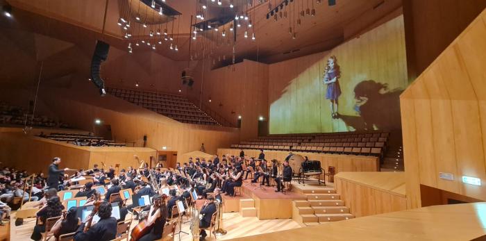 La Sala Mozart ha vuelto a llenarse con alumnos de una veintena de centros para disfrutar del concierto ofrecido por la Banda Sinfónica del CSMA.