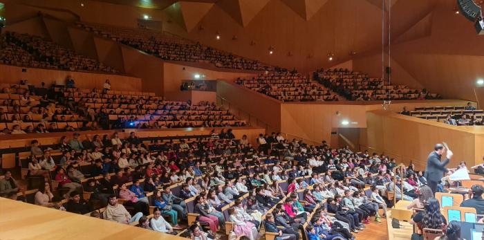 La Sala Mozart ha vuelto a llenarse con alumnos de una veintena de centros para disfrutar del concierto ofrecido por la Banda Sinfónica del CSMA.