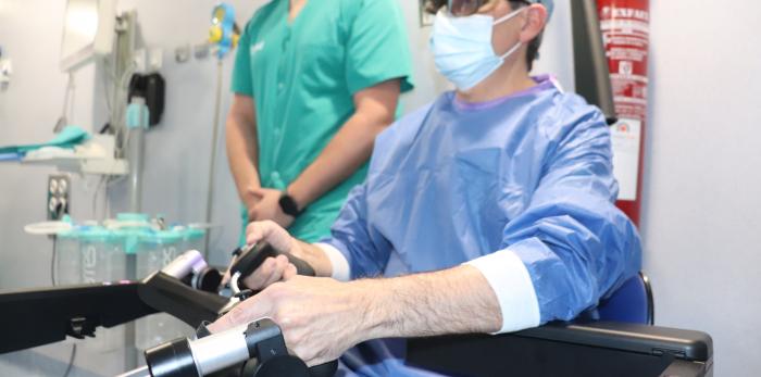 quipo quirúrgico del Hospital Universitario Obispo Polanco durante una intervención con cirugía robótica.