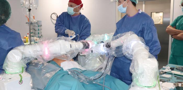 quipo quirúrgico del Hospital Universitario Obispo Polanco durante una intervención con cirugía robótica.