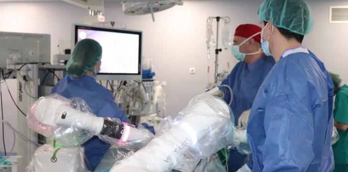 quipo quirúrgico del Hospital Universitario Obispo Polanco durante una intervención con cirugía robótica.