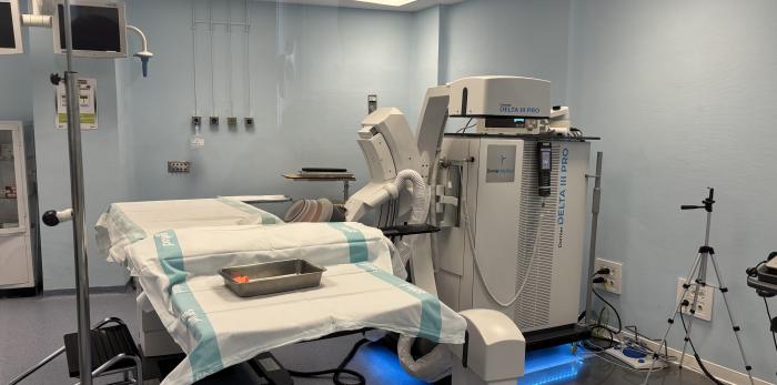 Tecnología utilizada para el tratamiento de cálculos renales, que combina ondas de choque con sistemas de imagen basados en rayos X.