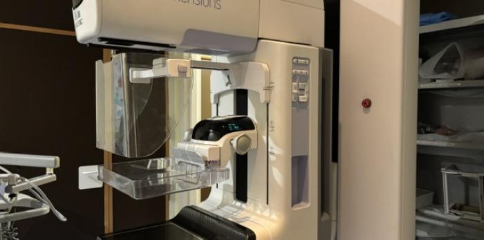 Equipo de mamografía del sistema sanitario público utilizado en programas de detección precoz del cáncer de mama.