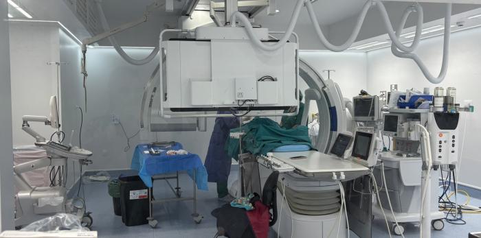 Intervención guiada por imagen en un quirófano, donde los profesionales utilizan sistemas de rayos X para visualizar el interior del cuerpo durante el procedimiento.