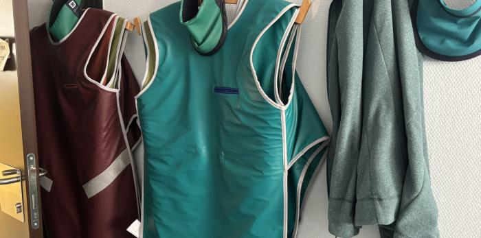 Equipos de protección individual, como delantales plomados y protectores tiroideos, utilizados por los profesionales durante procedimientos con radiación.